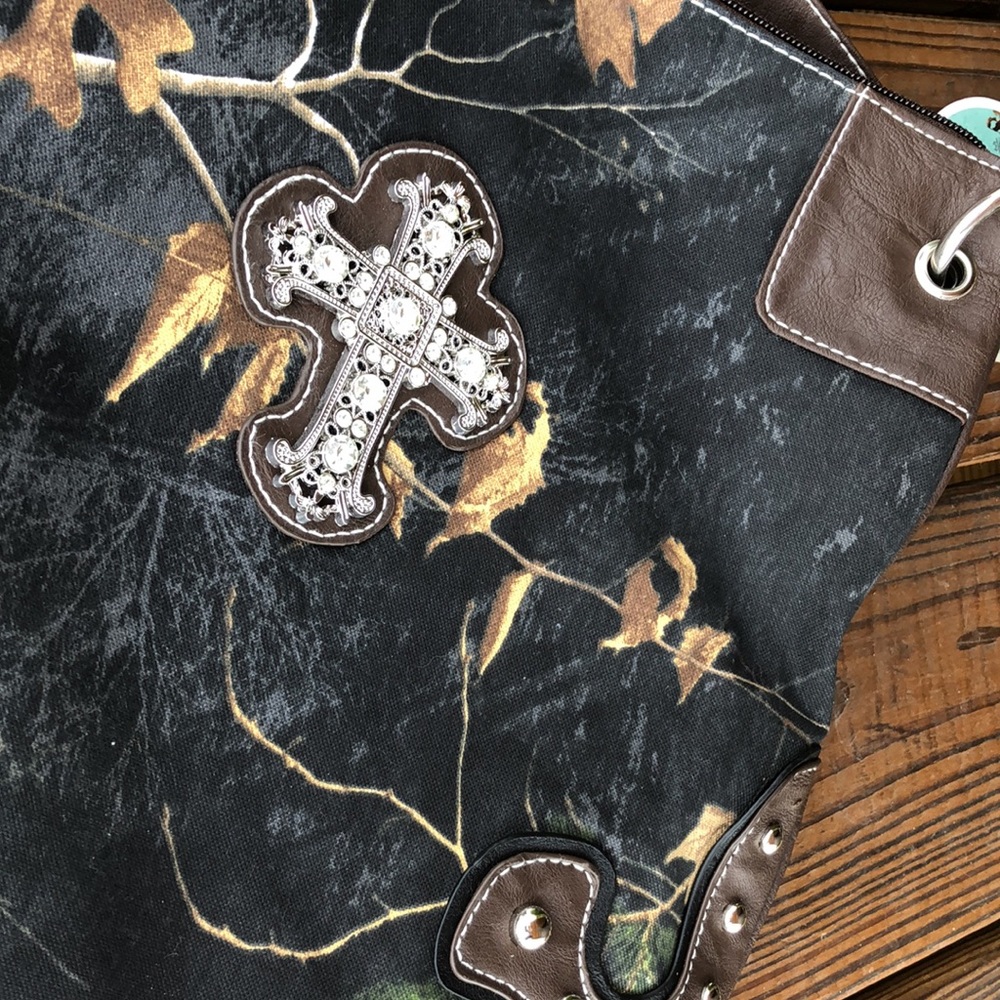 Long Live Cowgirls!   Realtree Blingy Camo Large Crossbody-NWT - Picture 2 of 6